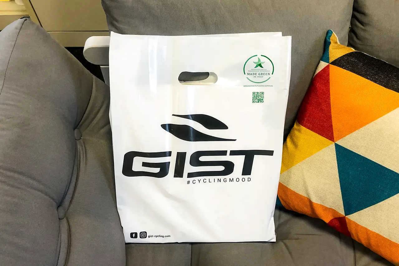 Made Green in Italy personalizzata "GIST #cyclingmood" - Busta bianca su divano